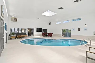 Image de Indoor Pool. Complete remodel. Everything new. Perfect family getaway!