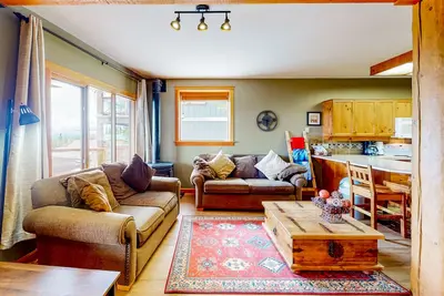 Image de Ski-in/out condo with a hot tub, grill, fireplace, & washer/dryer - dog-friendly