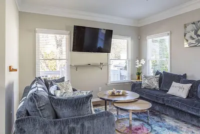 Image de Mins to 2 Mercedesbenz- 2 Master Bdrms-1 on main