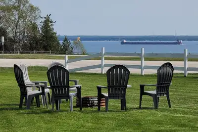 Image de Relaxing Lake View Home, Pet Friendly, Central Location. Close to Ferries!