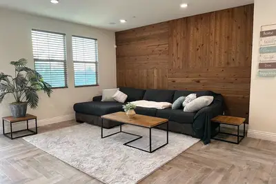 Image de Disneyland Getaway! 3br 3. 5 Baths 4 Miles From Disney - Modern Detached