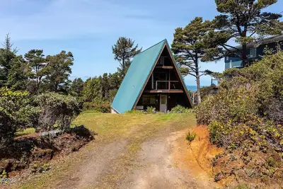 Image de Oceanview A-Frame Cabin - Iconic 70's Architecture by the Sea