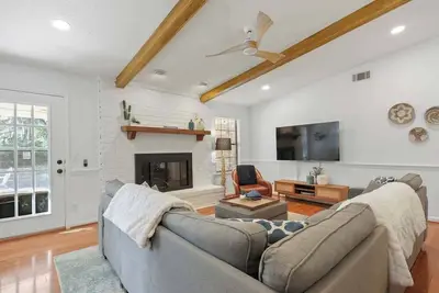 Image de Large Family-Friendly Home w Spa Near Beach & City