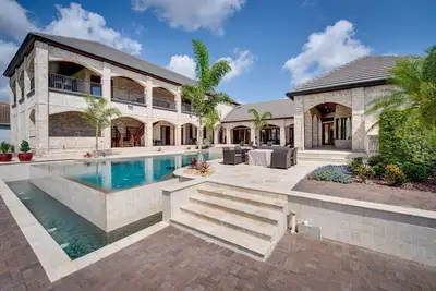 Image de Groveland Home w/ Pool: Luxurious Lakefront Oasis!