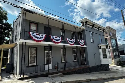 Image de Historic Townhouse near Yuengling