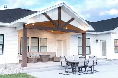 Image de Close to Byu-I and Yellowstone\nNew Modern Farmhouse in a Family Neighborhood.