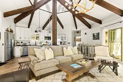 Image de Newly remodeled and gorgeous cabin, hot tub, game room, close to Alpine Zoo.