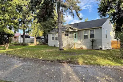 Image de Cozy 2 Br House w/Large Yard, Near Bus/Light Rail