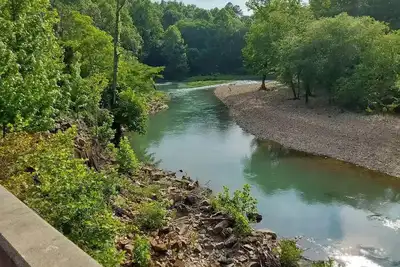 Image de Bucks Ridge Cabin on the South Fork Creek of the Caddo River
