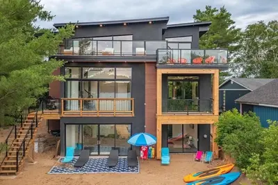 Image de Welcome to 'Malibu in Muskoka' Luxury Cottage on Beautiful Forest Lake🌴🎣 🏖️