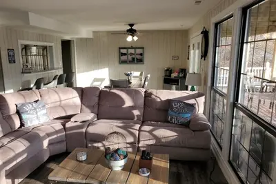 Image de Cozy three bedroom two bath home overlooking the lake with breathtaking views