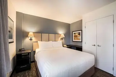 Image de Pet Friendly Hotel At&T Stadium! Two Contemporary Suites with Full Kitchens