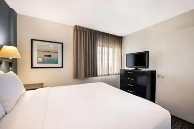 Image de Two Contemporary Suites Near Six Flags Over Texas! Full Kitchen, Pet-friendly!