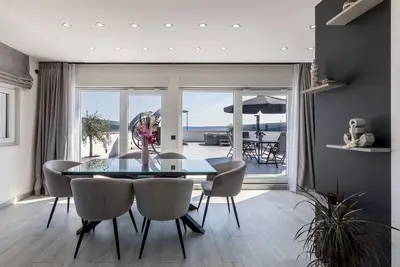 Image de Appartement de deux chambres avec la terrasse et la vue sur le mer Kastel Luksic, Kastela (A-20265-d)