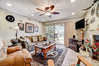 Image de Lakeview ground-floor condo with pool, tennis, and grill access - dog-friendly