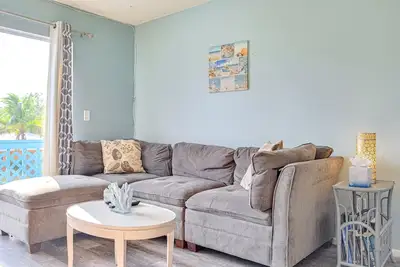 Image de 2nd-floor duplex near beach with heated pool, balcony, grill, W/D