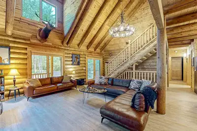 Image de Luxurious riverfront log cabin with firepit, fireplace, & breathtaking scenery