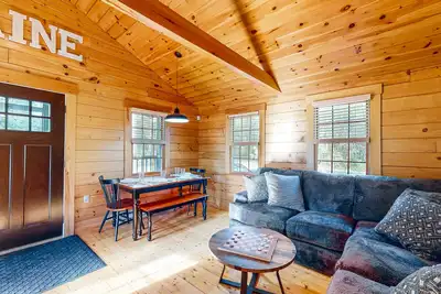 Image de Modern log cabin with patio, grill, and washer/dryer