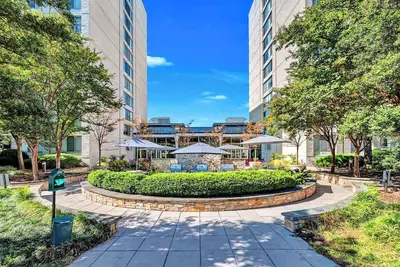 Image de Modern Retreat Near D. C. Sights