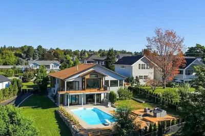 Image de Luxury 5 Bedroom house w/ Pool, Sauna & Games Room
