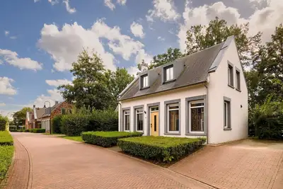 Image de Villa avec sauna, bain à bulles et véranda