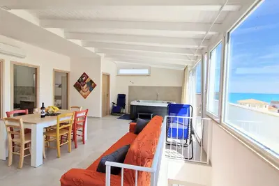 Image de Appartement 'Attico Della Luna' avec vue sur la mer, Wi-Fi et climatisation
