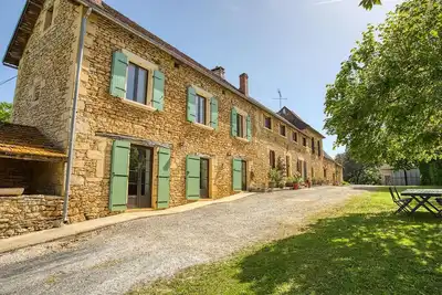 Image de Maison au calme avec jardin, proche de Sarlat - Idéale pour familles et activités en plein air.
