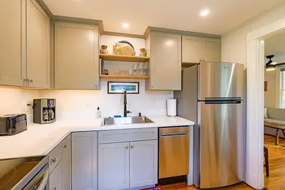 Image de Brand new! ! Thoughtfully renovated ground floor apartment in downtown Camden.