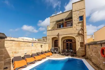 Image de Traditional farmhouse with pool located at the charming village of Xaghra
