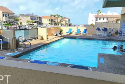 Image de 2 blocks to Beach - Pool/Hot Tub - Small Getaway