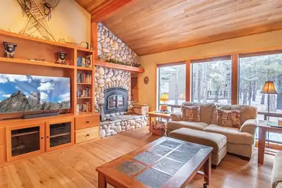Image de Sunriver Escape with Hot Tub Access & Family-Friendly Vibes