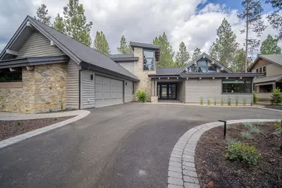 Sunriver Hideaway with Hot Tub, Firepit & Ping Pong