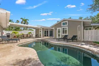 Image de Reel Me In: Lido Key Rental with Private Pool, Walk to St. Armands & Beach