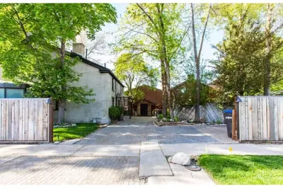 Image de Historic 5 bedroom downtown home with 4 fireplaces