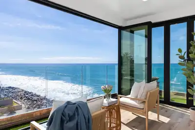Image de Elegant & Modern 4 Bedroom Beachfront Condo - 835-5
