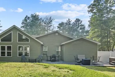 Image de Cozy Cottage with Private Hot Tub and Lake Access