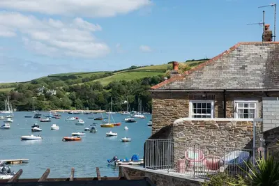 Image de The Old Lobster Pot - a beautiful, luxury waterfront cottage in the centre of Salome