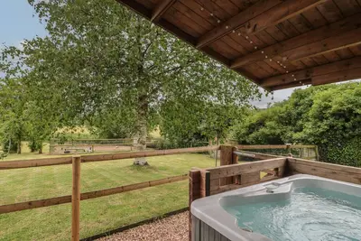 Image de Pigsfoot Lodge, pet friendly, with hot tub in Halberton, Devon