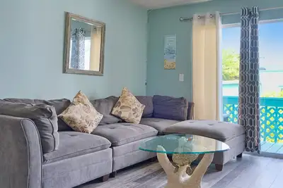 Image de 2nd-floor duplex near beach with heated pool, grill, balcony, & W/D