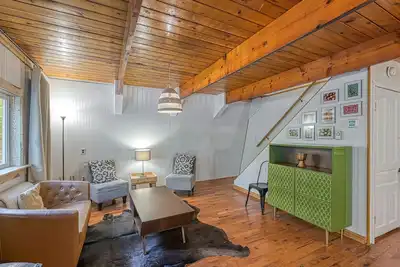 Image de Dog-friendly secluded cabin with hot tub, firepit, lawn games, & great deck