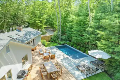Image de Springs Retreat: Fully Renovated Home, New Gunite Pool, Walk to Bay & Rita's