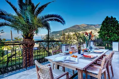 Image de Casa Rosada - Spectacular Waterfront Villa with Pool and View of Mount Vesuvius