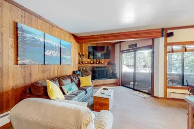 Image de Rustic mountain view condo w/ full kitchen - walk to lifts