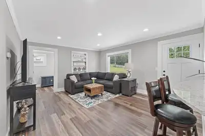 Image de Modern bungalow. Lots of Parking. 10 min to Downtown Greenville. Pet Friendly.