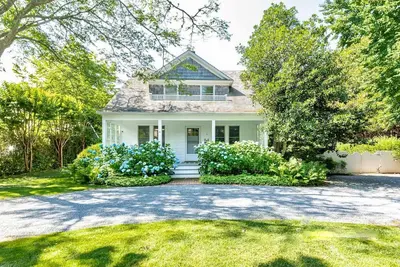 Image de South of the Highway East Hampton Village Traditional walk to everything