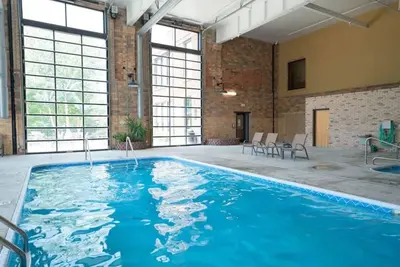Image de Indoor association pool, hot tub & near downtown!