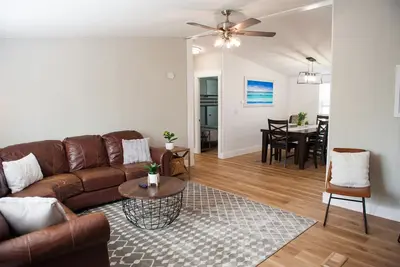 Image de 4-bedroom home near Beach & Heritage Park, Boat Rv parking, fire pit, Ev charger