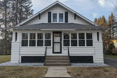 Image de Centrally located in the Berkshires - Cozy Bungalow in Se Pittsfield!