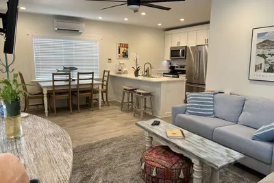 Image de Remodeled 1 Br across from Beach. Restaurants, bars, shops. Extended stay rates.