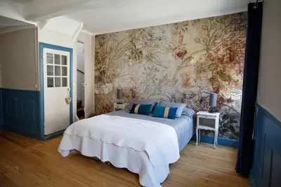 Image de maison de ville, rénovée avec gout au cœur de la cité médiévale